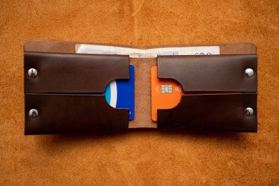 Portofel Nr. 36 - Portofel Bifold Minimalist cu Nituri